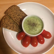 Mousse de chou-fleur et graines de chia avec ses tranches de pain aux céréales